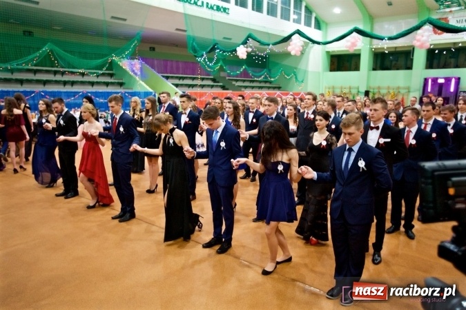 Zdjęcie w galerii na portalu naszraciborz.pl: Raciborskich studniówek czar. Profesjonalna sesja z balu liceum przy ul. Kasprowicza wiadomości z regionu