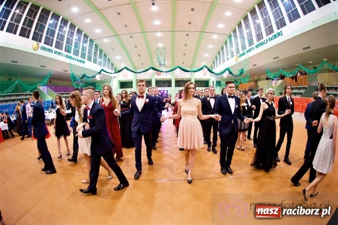 Zdjęcie w galerii na portalu naszraciborz.pl: Raciborskich studniówek czar. Profesjonalna sesja z balu liceum przy ul. Kasprowicza wiadomości z regionu