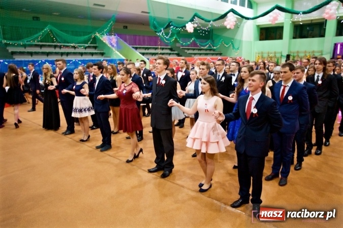Zdjęcie w galerii na portalu naszraciborz.pl: Raciborskich studniówek czar. Profesjonalna sesja z balu liceum przy ul. Kasprowicza wiadomości z regionu