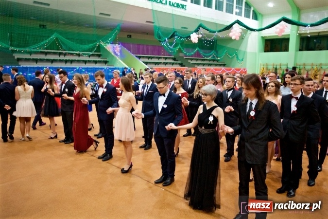 Zdjęcie w galerii na portalu naszraciborz.pl: Raciborskich studniówek czar. Profesjonalna sesja z balu liceum przy ul. Kasprowicza wiadomości z regionu