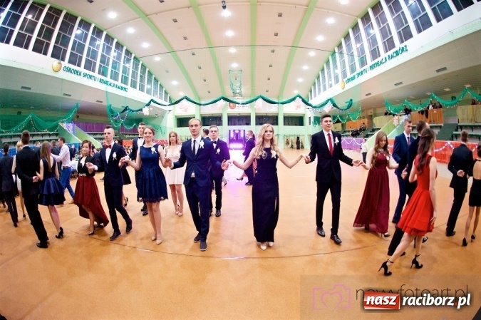 Zdjęcie w galerii na portalu naszraciborz.pl: Raciborskich studniówek czar. Profesjonalna sesja z balu liceum przy ul. Kasprowicza wiadomości z regionu
