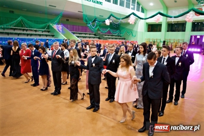 Zdjęcie w galerii na portalu naszraciborz.pl: Raciborskich studniówek czar. Profesjonalna sesja z balu liceum przy ul. Kasprowicza wiadomości z regionu