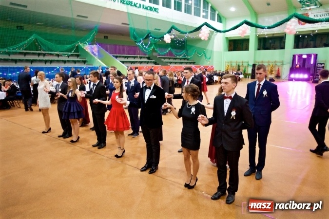 Zdjęcie w galerii na portalu naszraciborz.pl: Raciborskich studniówek czar. Profesjonalna sesja z balu liceum przy ul. Kasprowicza wiadomości z regionu
