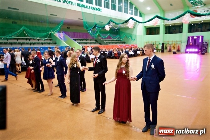 Zdjęcie w galerii na portalu naszraciborz.pl: Raciborskich studniówek czar. Profesjonalna sesja z balu liceum przy ul. Kasprowicza wiadomości z regionu