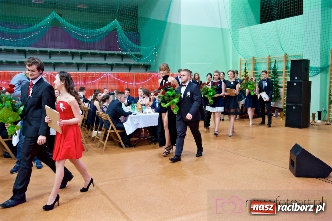 Zdjęcie w galerii na portalu naszraciborz.pl: Raciborskich studniówek czar. Profesjonalna sesja z balu liceum przy ul. Kasprowicza wiadomości z regionu