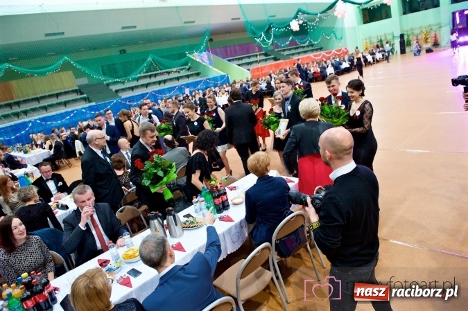 Zdjęcie w galerii na portalu naszraciborz.pl: Raciborskich studniówek czar. Profesjonalna sesja z balu liceum przy ul. Kasprowicza wiadomości z regionu