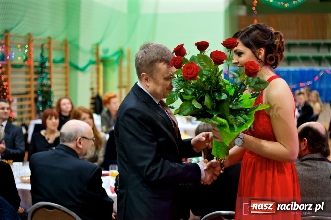 Zdjęcie w galerii na portalu naszraciborz.pl: Raciborskich studniówek czar. Profesjonalna sesja z balu liceum przy ul. Kasprowicza wiadomości z regionu