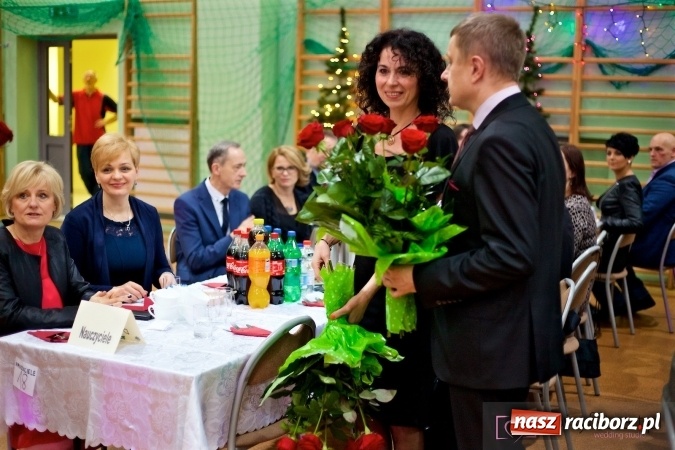 Zdjęcie w galerii na portalu naszraciborz.pl: Raciborskich studniówek czar. Profesjonalna sesja z balu liceum przy ul. Kasprowicza wiadomości z regionu