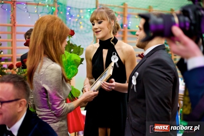 Zdjęcie w galerii na portalu naszraciborz.pl: Raciborskich studniówek czar. Profesjonalna sesja z balu liceum przy ul. Kasprowicza wiadomości z regionu