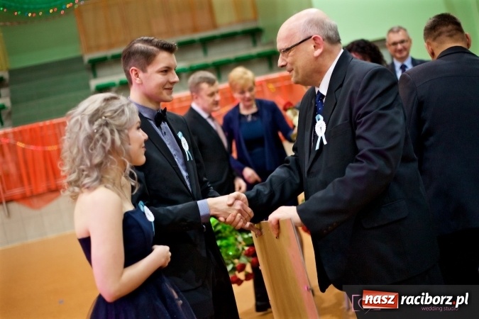 Zdjęcie w galerii na portalu naszraciborz.pl: Raciborskich studniówek czar. Profesjonalna sesja z balu liceum przy ul. Kasprowicza wiadomości z regionu