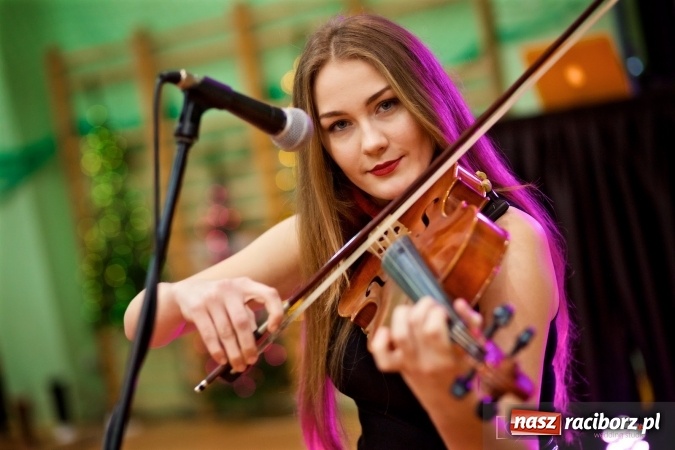 Zdjęcie w galerii na portalu naszraciborz.pl: Raciborskich studniówek czar. Profesjonalna sesja z balu liceum przy ul. Kasprowicza wiadomości z regionu