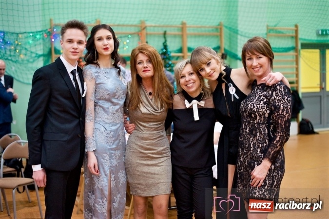 Zdjęcie w galerii na portalu naszraciborz.pl: Raciborskich studniówek czar. Profesjonalna sesja z balu liceum przy ul. Kasprowicza wiadomości z regionu