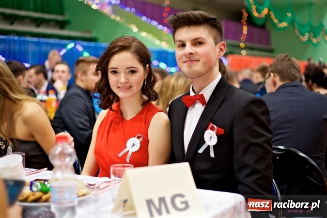 Zdjęcie w galerii na portalu naszraciborz.pl: Raciborskich studniówek czar. Profesjonalna sesja z balu liceum przy ul. Kasprowicza wiadomości z regionu