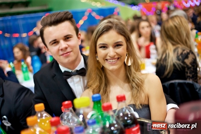 Zdjęcie w galerii na portalu naszraciborz.pl: Raciborskich studniówek czar. Profesjonalna sesja z balu liceum przy ul. Kasprowicza wiadomości z regionu