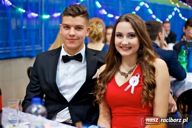 Zdjęcie w galerii na portalu naszraciborz.pl: Raciborskich studniówek czar. Profesjonalna sesja z balu liceum przy ul. Kasprowicza wiadomości z regionu
