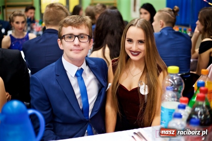 Zdjęcie w galerii na portalu naszraciborz.pl: Raciborskich studniówek czar. Profesjonalna sesja z balu liceum przy ul. Kasprowicza wiadomości z regionu