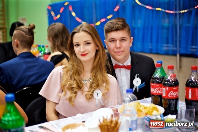 Zdjęcie w galerii na portalu naszraciborz.pl: Raciborskich studniówek czar. Profesjonalna sesja z balu liceum przy ul. Kasprowicza wiadomości z regionu