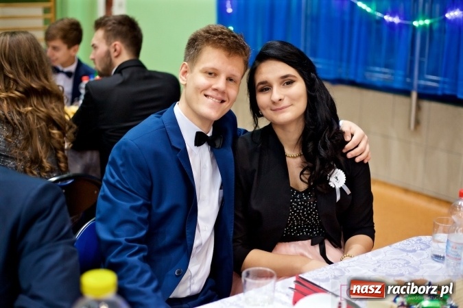 Zdjęcie w galerii na portalu naszraciborz.pl: Raciborskich studniówek czar. Profesjonalna sesja z balu liceum przy ul. Kasprowicza wiadomości z regionu