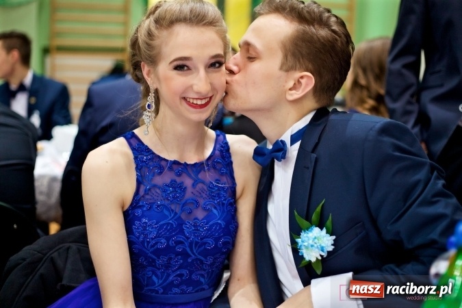 Zdjęcie w galerii na portalu naszraciborz.pl: Raciborskich studniówek czar. Profesjonalna sesja z balu liceum przy ul. Kasprowicza wiadomości z regionu