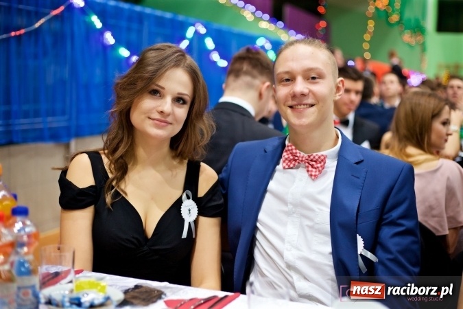 Zdjęcie w galerii na portalu naszraciborz.pl: Raciborskich studniówek czar. Profesjonalna sesja z balu liceum przy ul. Kasprowicza wiadomości z regionu