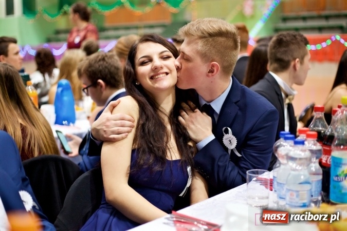 Zdjęcie w galerii na portalu naszraciborz.pl: Raciborskich studniówek czar. Profesjonalna sesja z balu liceum przy ul. Kasprowicza wiadomości z regionu