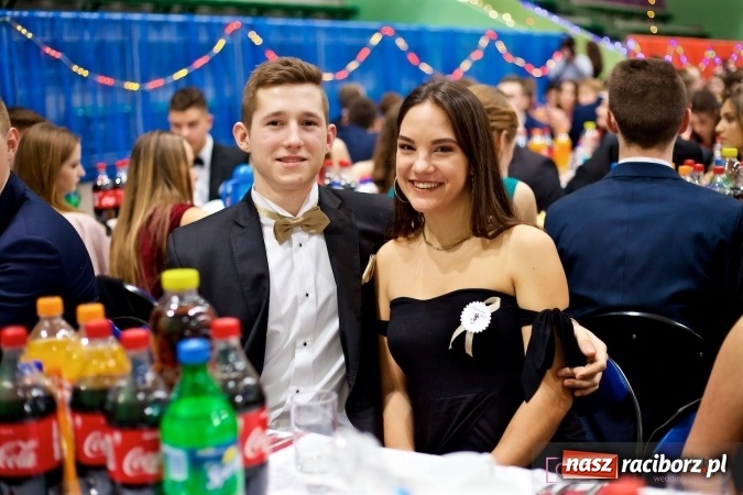 Zdjęcie w galerii na portalu naszraciborz.pl: Raciborskich studniówek czar. Profesjonalna sesja z balu liceum przy ul. Kasprowicza wiadomości z regionu