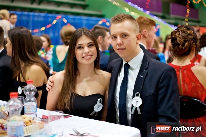 Zdjęcie w galerii na portalu naszraciborz.pl: Raciborskich studniówek czar. Profesjonalna sesja z balu liceum przy ul. Kasprowicza wiadomości z regionu