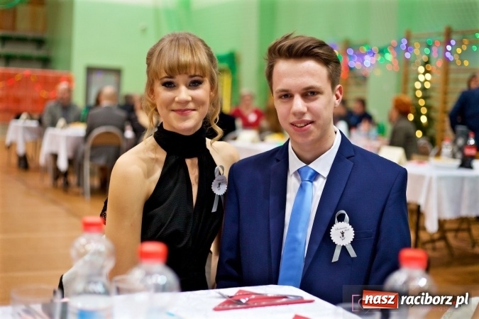 Zdjęcie w galerii na portalu naszraciborz.pl: Raciborskich studniówek czar. Profesjonalna sesja z balu liceum przy ul. Kasprowicza wiadomości z regionu