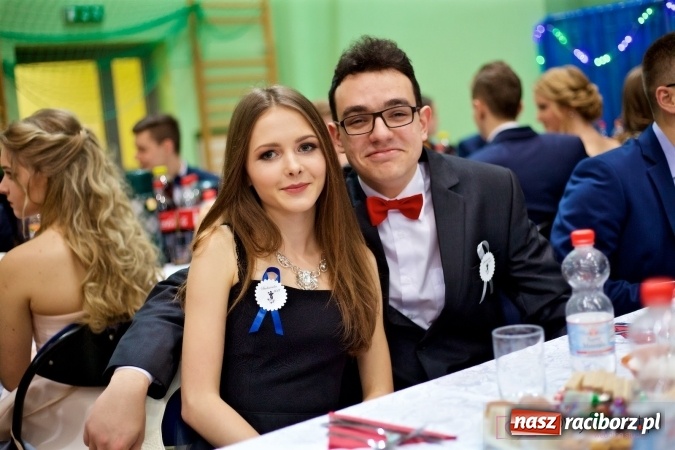 Zdjęcie w galerii na portalu naszraciborz.pl: Raciborskich studniówek czar. Profesjonalna sesja z balu liceum przy ul. Kasprowicza wiadomości z regionu
