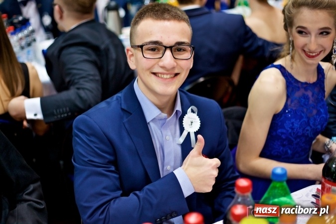 Zdjęcie w galerii na portalu naszraciborz.pl: Raciborskich studniówek czar. Profesjonalna sesja z balu liceum przy ul. Kasprowicza wiadomości z regionu