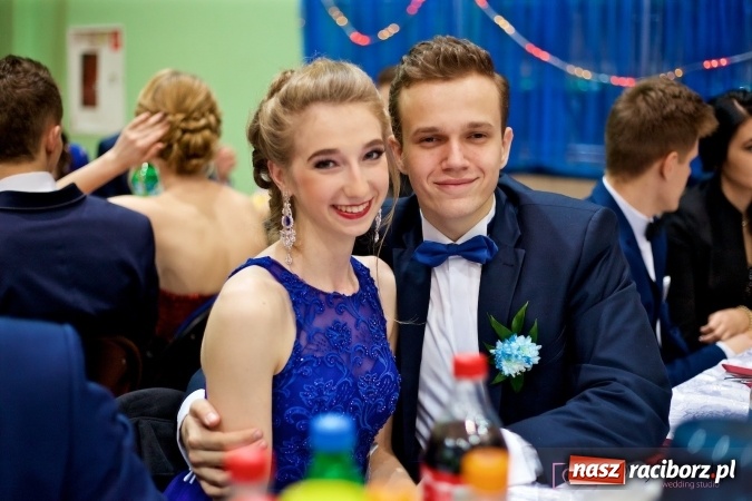 Zdjęcie w galerii na portalu naszraciborz.pl: Raciborskich studniówek czar. Profesjonalna sesja z balu liceum przy ul. Kasprowicza wiadomości z regionu