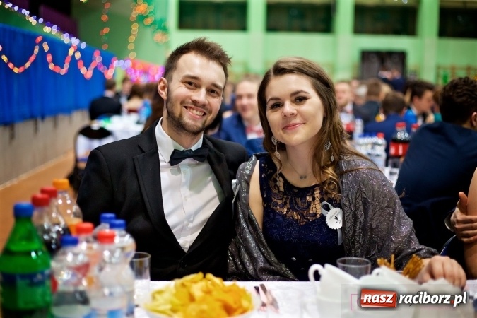 Zdjęcie w galerii na portalu naszraciborz.pl: Raciborskich studniówek czar. Profesjonalna sesja z balu liceum przy ul. Kasprowicza wiadomości z regionu