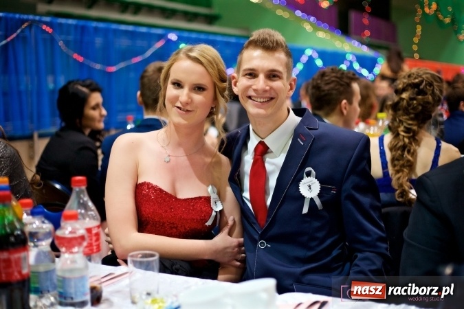 Zdjęcie w galerii na portalu naszraciborz.pl: Raciborskich studniówek czar. Profesjonalna sesja z balu liceum przy ul. Kasprowicza wiadomości z regionu