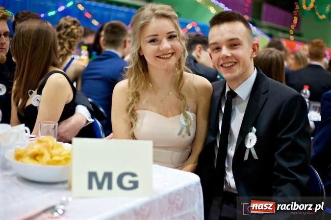 Zdjęcie w galerii na portalu naszraciborz.pl: Raciborskich studniówek czar. Profesjonalna sesja z balu liceum przy ul. Kasprowicza wiadomości z regionu
