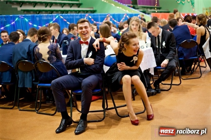Zdjęcie w galerii na portalu naszraciborz.pl: Raciborskich studniówek czar. Profesjonalna sesja z balu liceum przy ul. Kasprowicza wiadomości z regionu