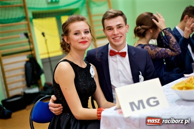 Zdjęcie w galerii na portalu naszraciborz.pl: Raciborskich studniówek czar. Profesjonalna sesja z balu liceum przy ul. Kasprowicza wiadomości z regionu