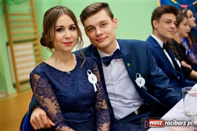 Zdjęcie w galerii na portalu naszraciborz.pl: Raciborskich studniówek czar. Profesjonalna sesja z balu liceum przy ul. Kasprowicza wiadomości z regionu