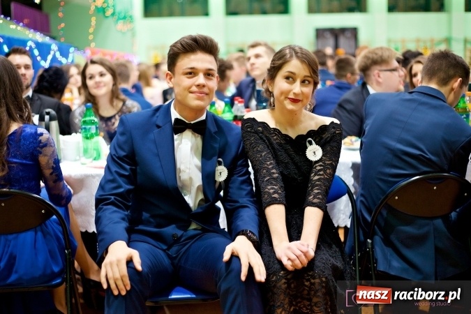 Zdjęcie w galerii na portalu naszraciborz.pl: Raciborskich studniówek czar. Profesjonalna sesja z balu liceum przy ul. Kasprowicza wiadomości z regionu