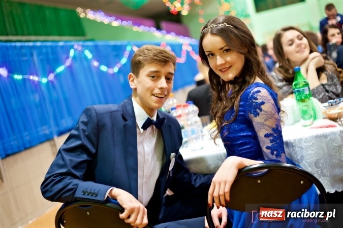 Zdjęcie w galerii na portalu naszraciborz.pl: Raciborskich studniówek czar. Profesjonalna sesja z balu liceum przy ul. Kasprowicza wiadomości z regionu