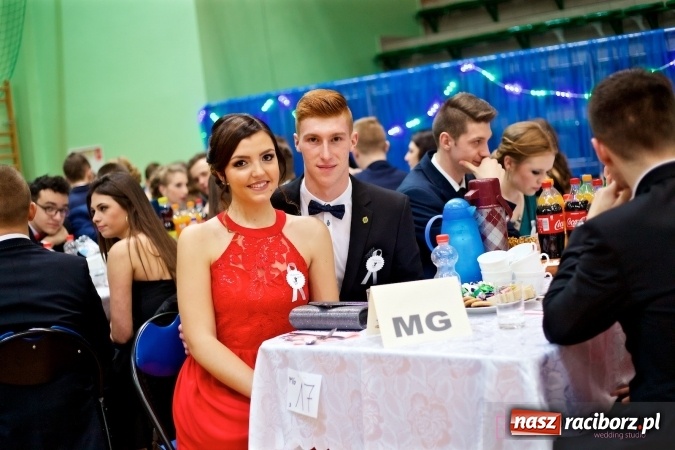 Zdjęcie w galerii na portalu naszraciborz.pl: Raciborskich studniówek czar. Profesjonalna sesja z balu liceum przy ul. Kasprowicza wiadomości z regionu