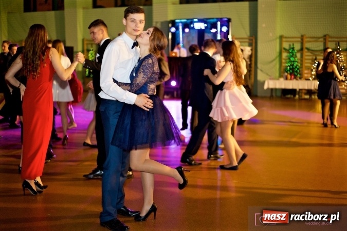 Zdjęcie w galerii na portalu naszraciborz.pl: Raciborskich studniówek czar. Profesjonalna sesja z balu liceum przy ul. Kasprowicza wiadomości z regionu