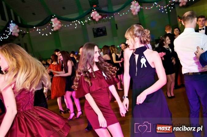 Zdjęcie w galerii na portalu naszraciborz.pl: Raciborskich studniówek czar. Profesjonalna sesja z balu liceum przy ul. Kasprowicza wiadomości z regionu