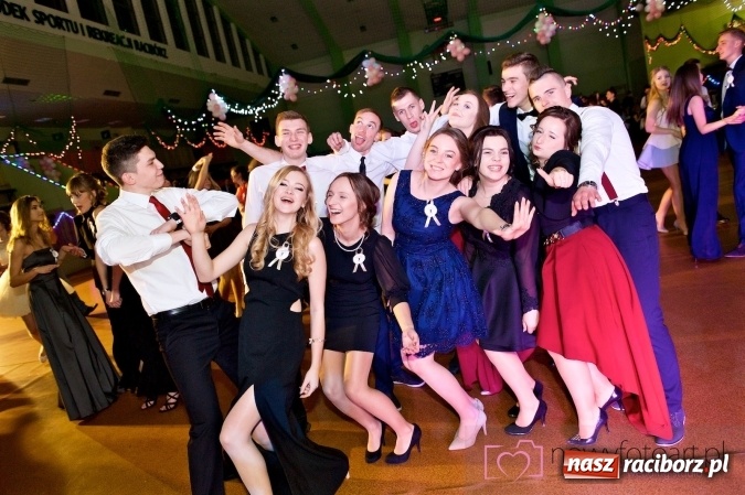 Zdjęcie w galerii na portalu naszraciborz.pl: Raciborskich studniówek czar. Profesjonalna sesja z balu liceum przy ul. Kasprowicza wiadomości z regionu