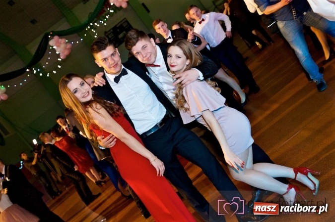 Zdjęcie w galerii na portalu naszraciborz.pl: Raciborskich studniówek czar. Profesjonalna sesja z balu liceum przy ul. Kasprowicza wiadomości z regionu