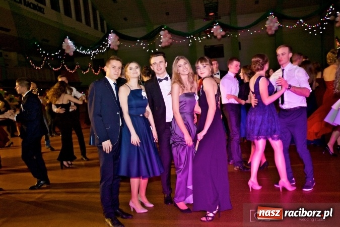 Zdjęcie w galerii na portalu naszraciborz.pl: Raciborskich studniówek czar. Profesjonalna sesja z balu liceum przy ul. Kasprowicza wiadomości z regionu