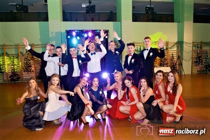 Zdjęcie w galerii na portalu naszraciborz.pl: Raciborskich studniówek czar. Profesjonalna sesja z balu liceum przy ul. Kasprowicza wiadomości z regionu