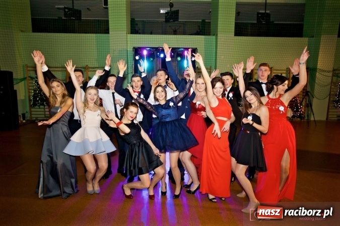 Zdjęcie w galerii na portalu naszraciborz.pl: Raciborskich studniówek czar. Profesjonalna sesja z balu liceum przy ul. Kasprowicza wiadomości z regionu