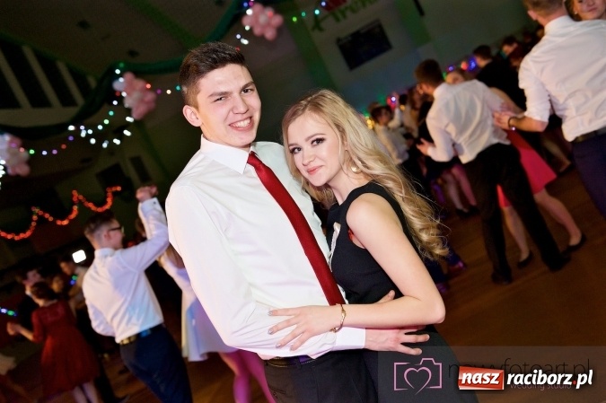 Zdjęcie w galerii na portalu naszraciborz.pl: Raciborskich studniówek czar. Profesjonalna sesja z balu liceum przy ul. Kasprowicza wiadomości z regionu