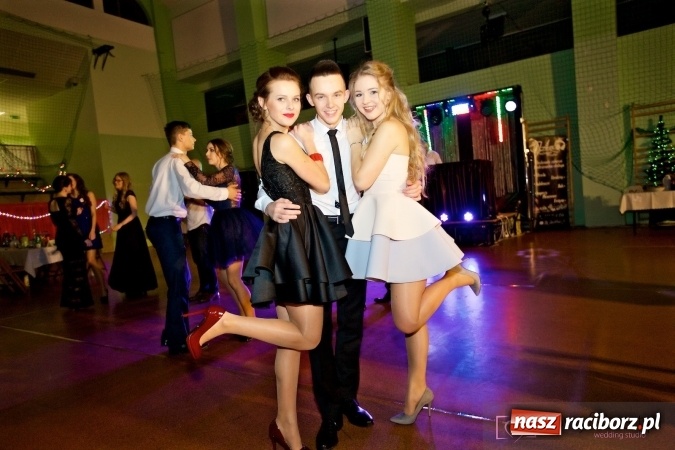 Zdjęcie w galerii na portalu naszraciborz.pl: Raciborskich studniówek czar. Profesjonalna sesja z balu liceum przy ul. Kasprowicza wiadomości z regionu