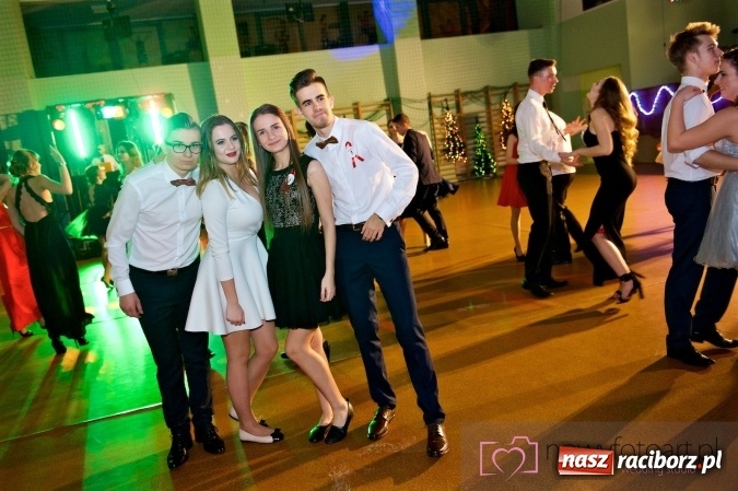 Zdjęcie w galerii na portalu naszraciborz.pl: Raciborskich studniówek czar. Profesjonalna sesja z balu liceum przy ul. Kasprowicza wiadomości z regionu
